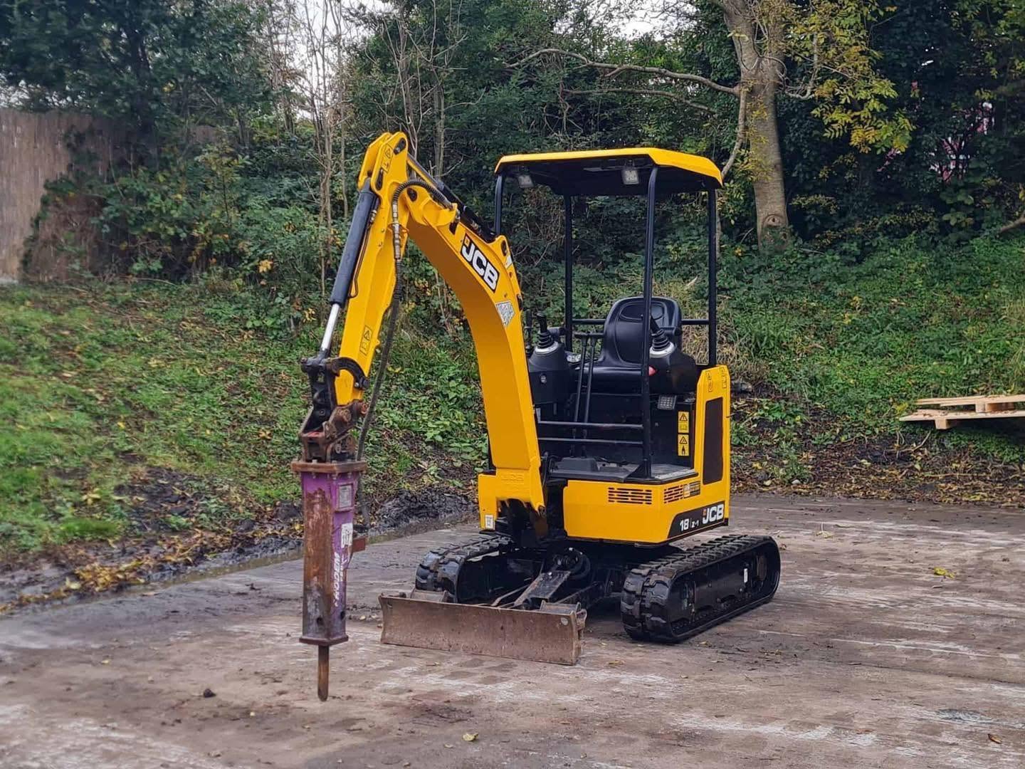 Miniexcavadora JCB 18z de 1,8 t usada 2021 con 1798 h y remolque Ifor Williams