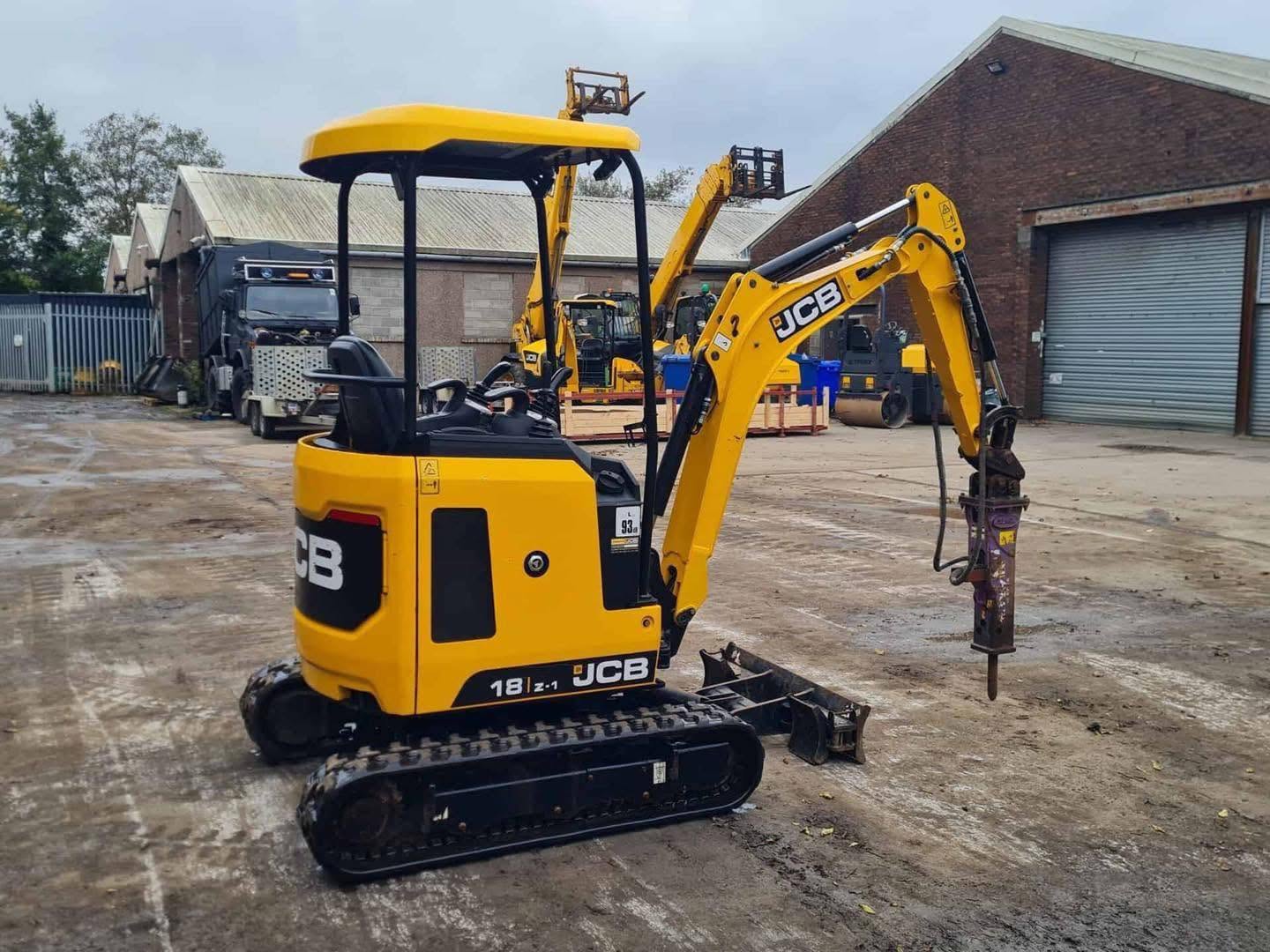 Miniexcavadora JCB 18z de 1,8 t usada 2021 con 1798 h y remolque Ifor Williams