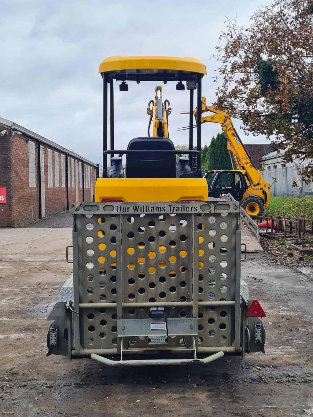 Miniexcavadora JCB 18z de 1,8 t usada 2021 con 1798 h y remolque Ifor Williams