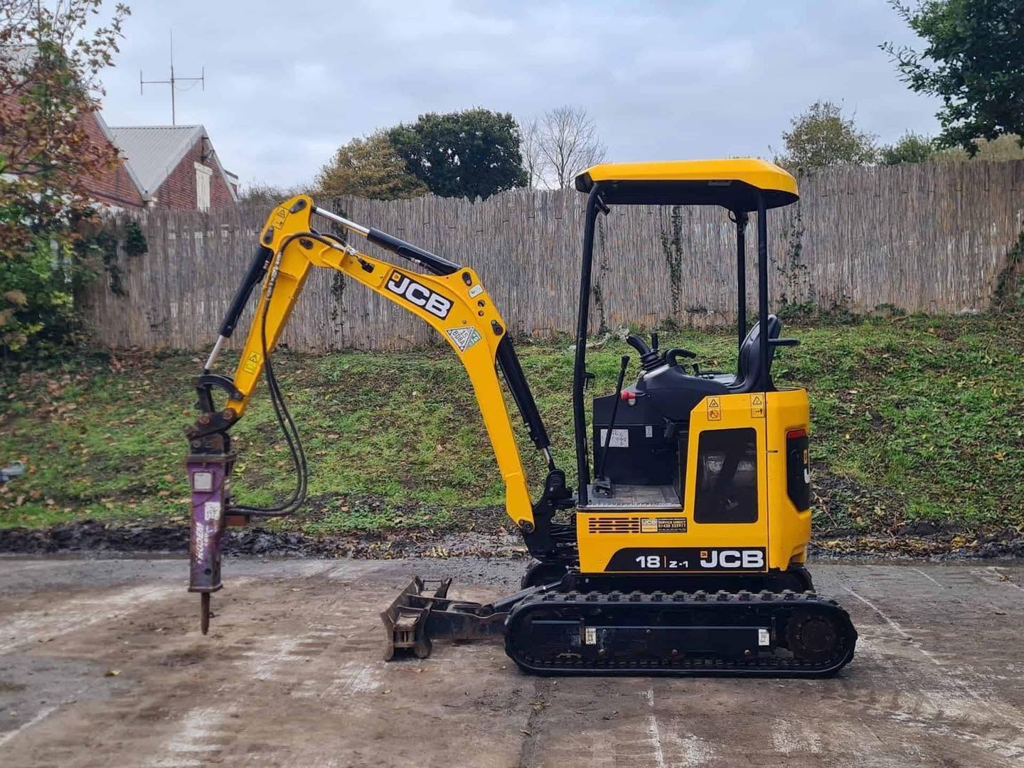Miniexcavadora JCB 18z de 1,8 t usada 2021 con 1798 h y remolque Ifor Williams