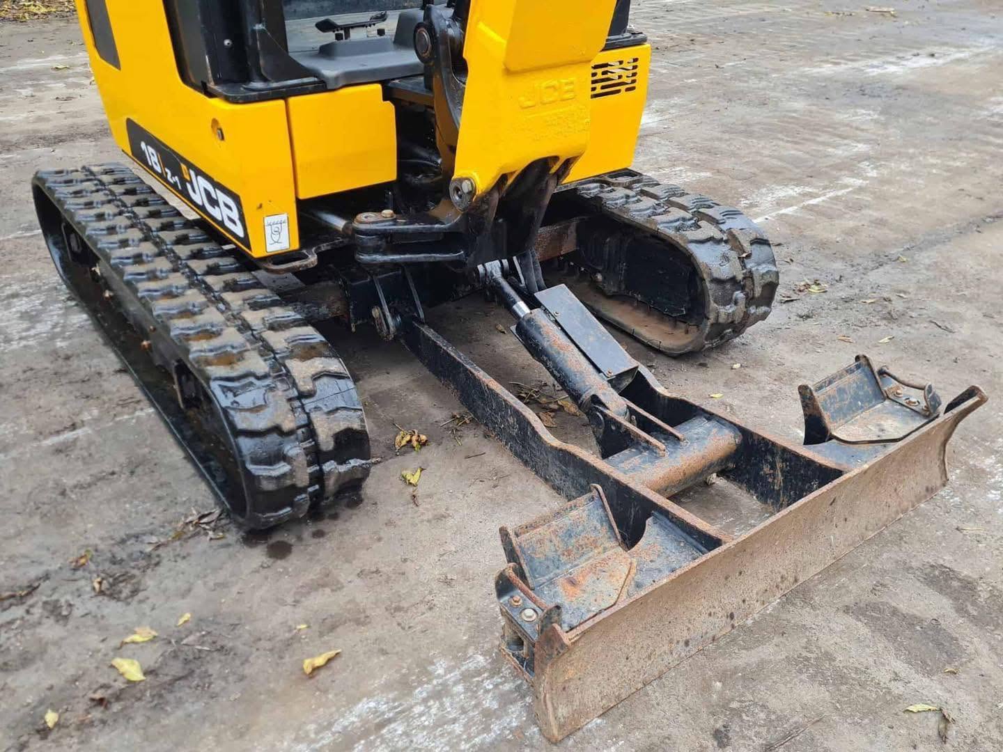 Miniexcavadora JCB 18z de 1,8 t usada 2021 con 1798 h y remolque Ifor Williams