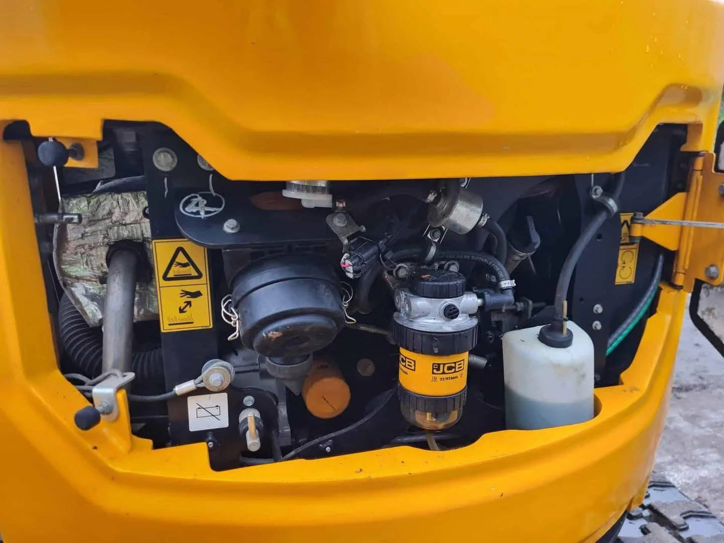 Miniexcavadora JCB 18z de 1,8 t usada 2021 con 1798 h y remolque Ifor Williams