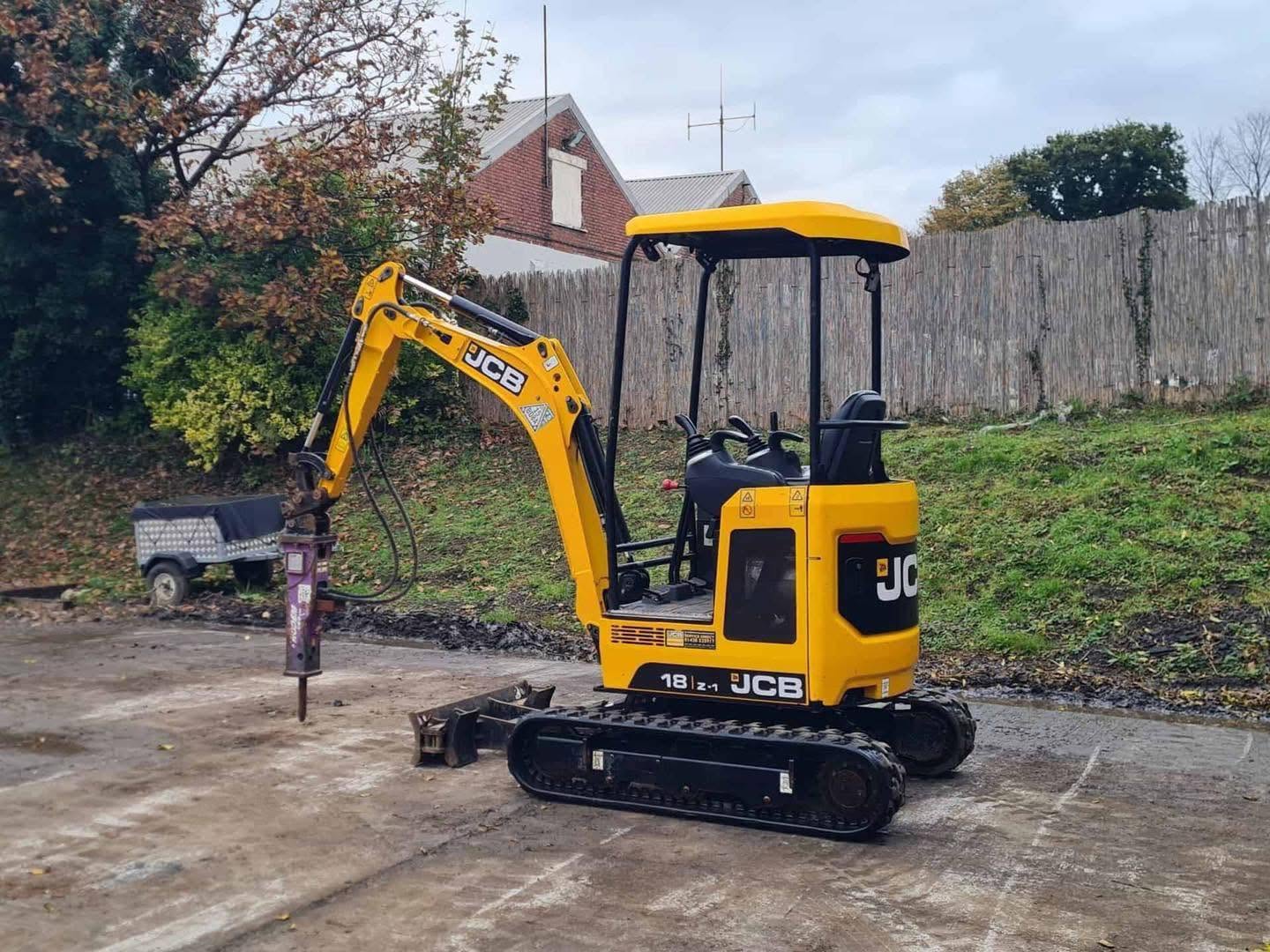 Miniexcavadora JCB 18z de 1,8 t usada 2021 con 1798 h y remolque Ifor Williams