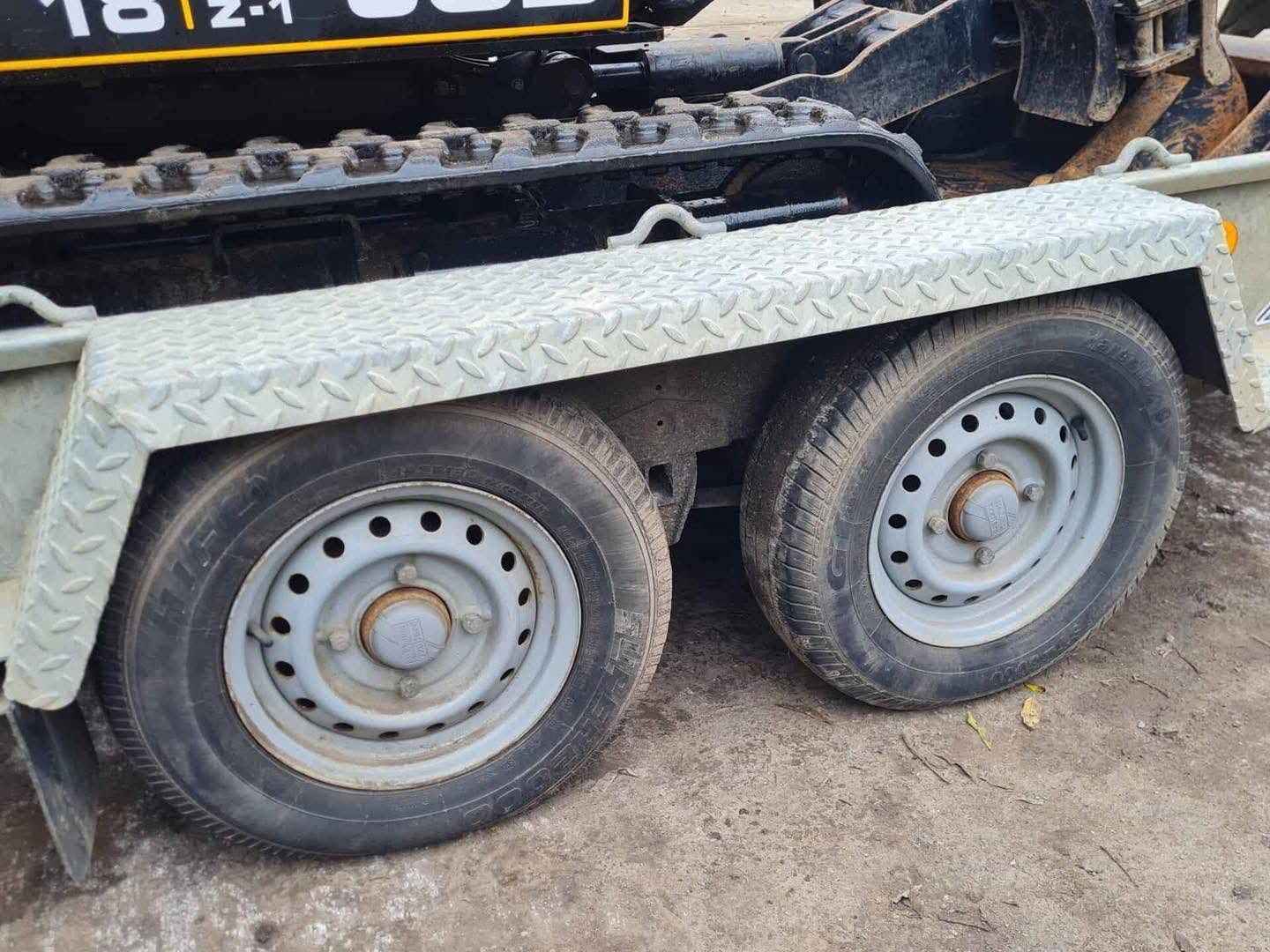 Miniexcavadora JCB 18z de 1,8 t usada 2021 con 1798 h y remolque Ifor Williams
