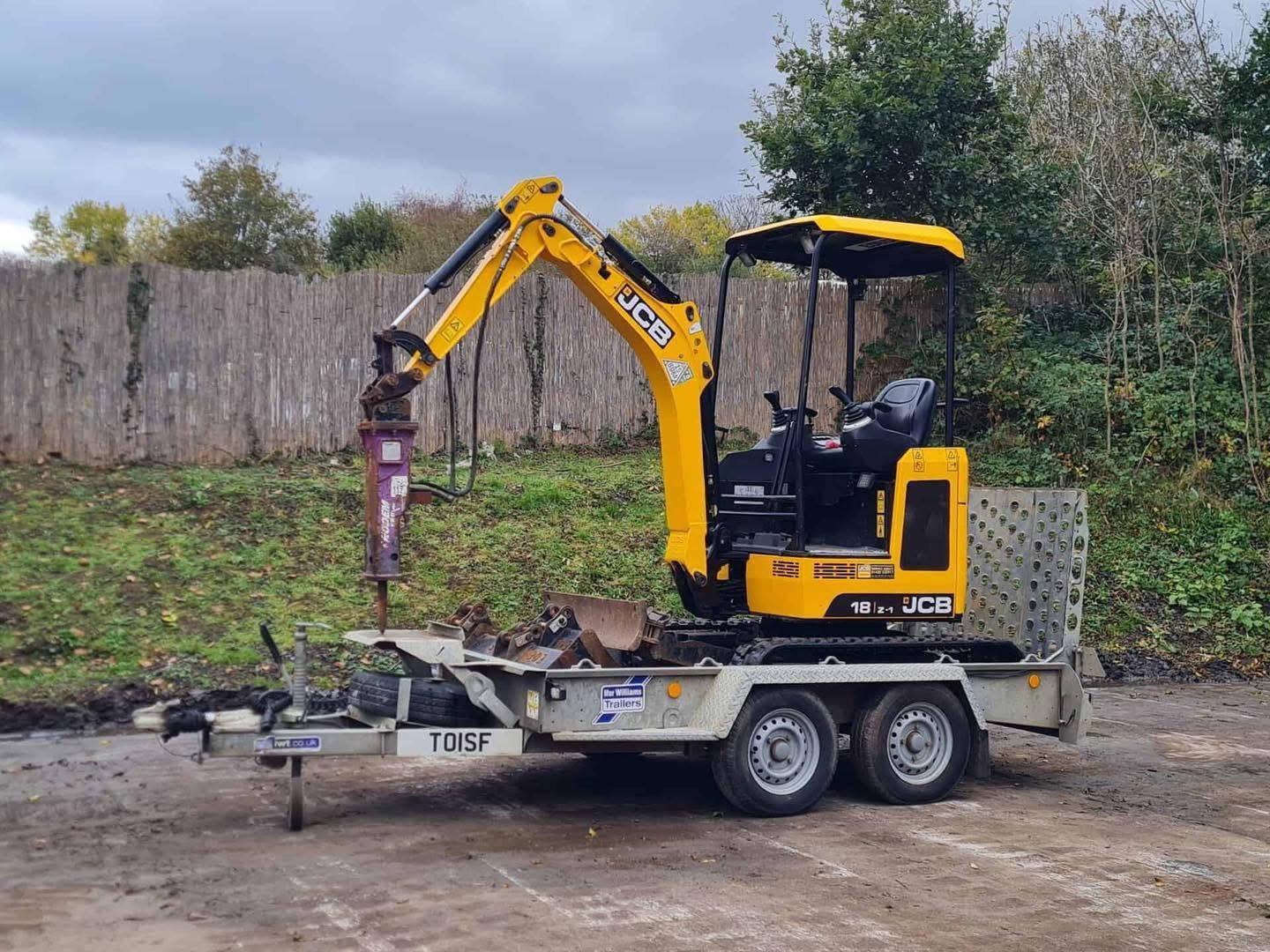 Miniexcavadora JCB 18z de 1,8 t usada 2021 con 1798 h y remolque Ifor Williams