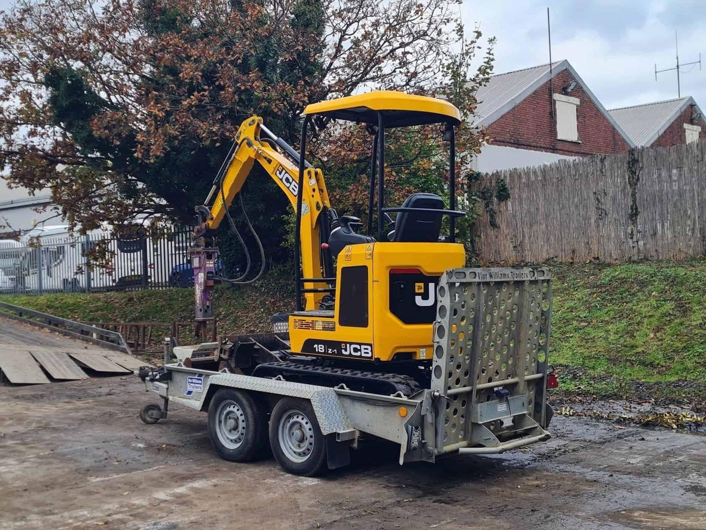 Miniexcavadora JCB 18z de 1,8 t usada 2021 con 1798 h y remolque Ifor Williams