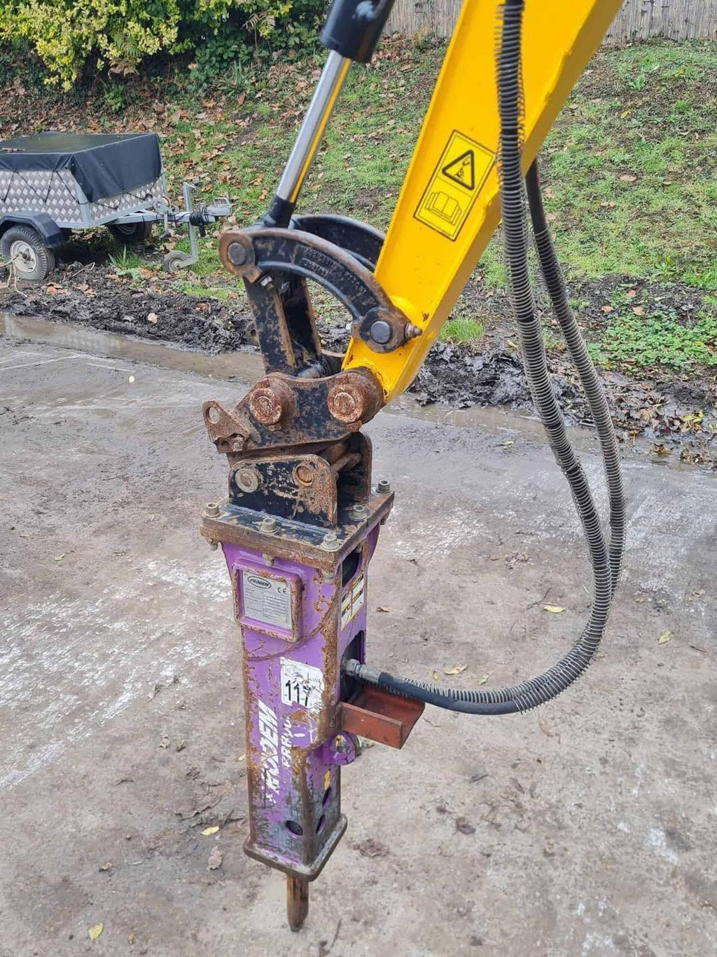 Miniexcavadora JCB 18z de 1,8 t usada 2021 con 1798 h y remolque Ifor Williams