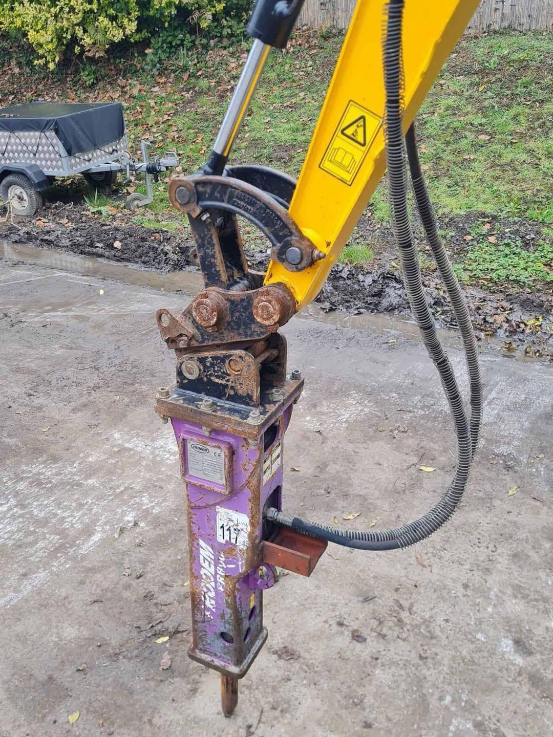 Miniexcavadora JCB 18z de 1,8 t usada 2021 con 1798 h y remolque Ifor Williams