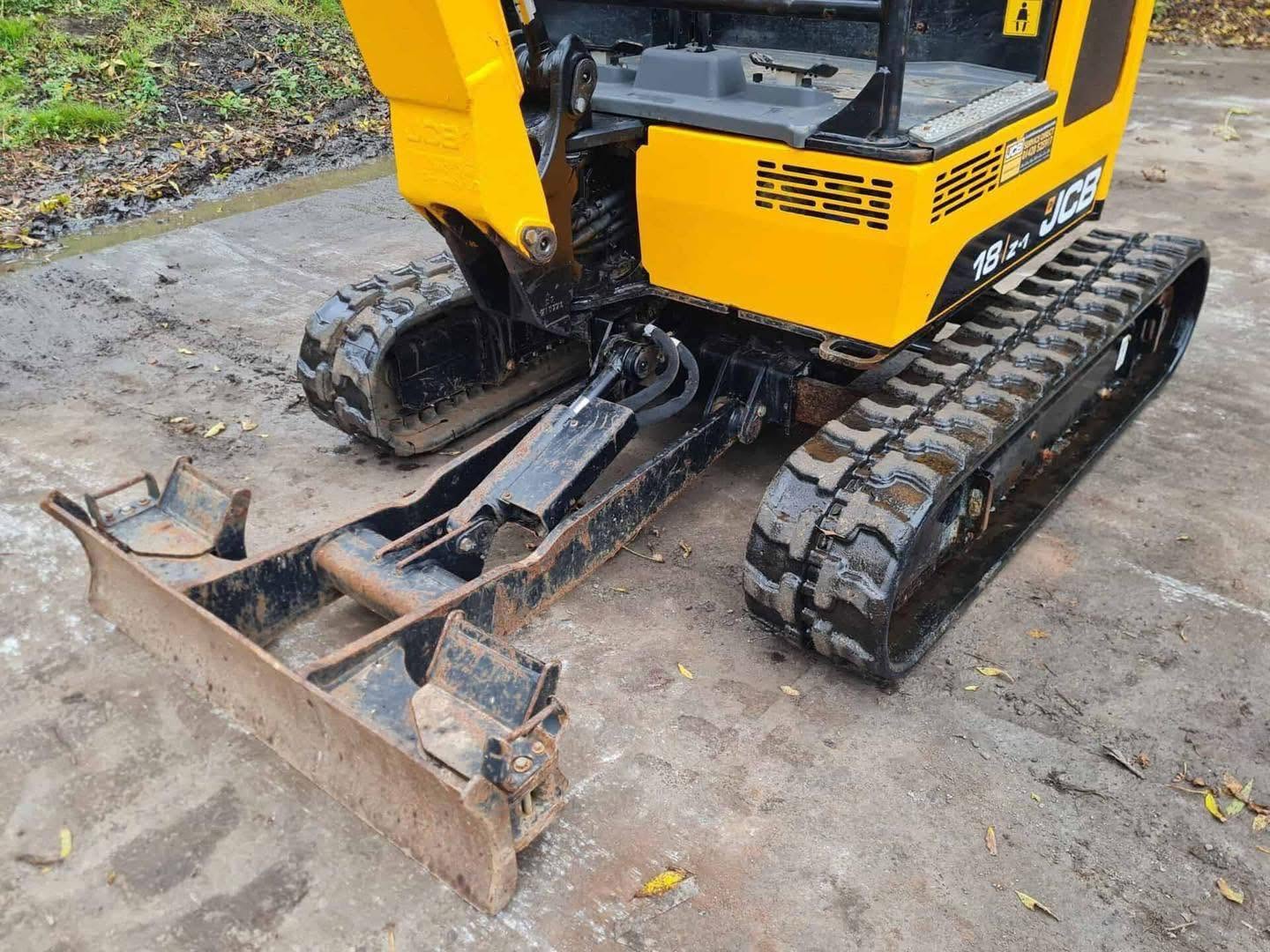 Miniexcavadora JCB 18z de 1,8 t usada 2021 con 1798 h y remolque Ifor Williams