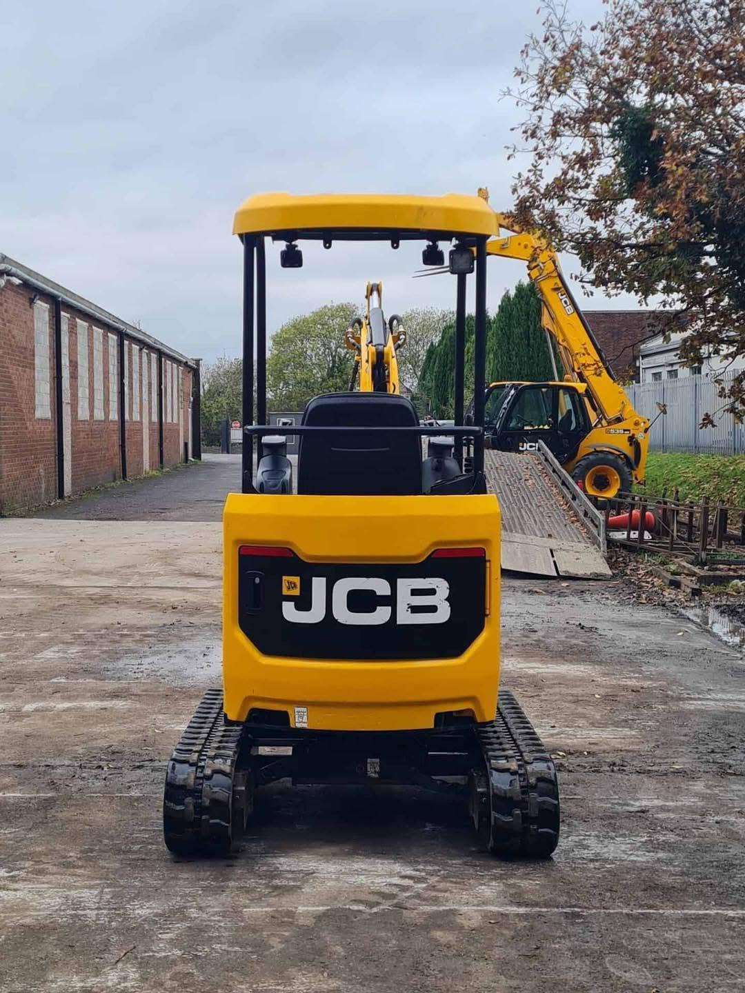 Miniexcavadora JCB 18z de 1,8 t usada 2021 con 1798 h y remolque Ifor Williams