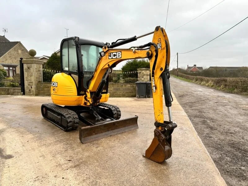 Miniexcavadora JCB 8030ZTS 2,8 t usada 2012 cabina cerrada de 3216 h con 3 cucharones