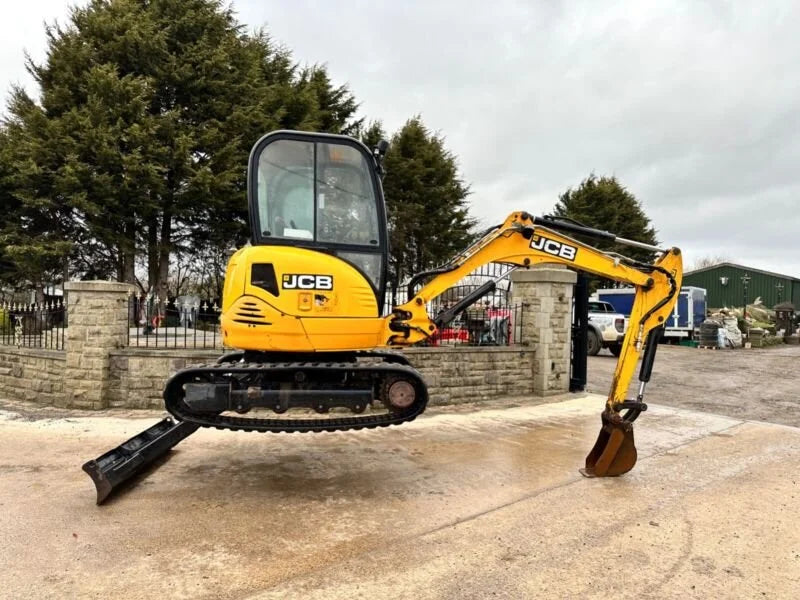 Miniexcavadora JCB 8030ZTS 2,8 t usada 2012 cabina cerrada de 3216 h con 3 cucharones