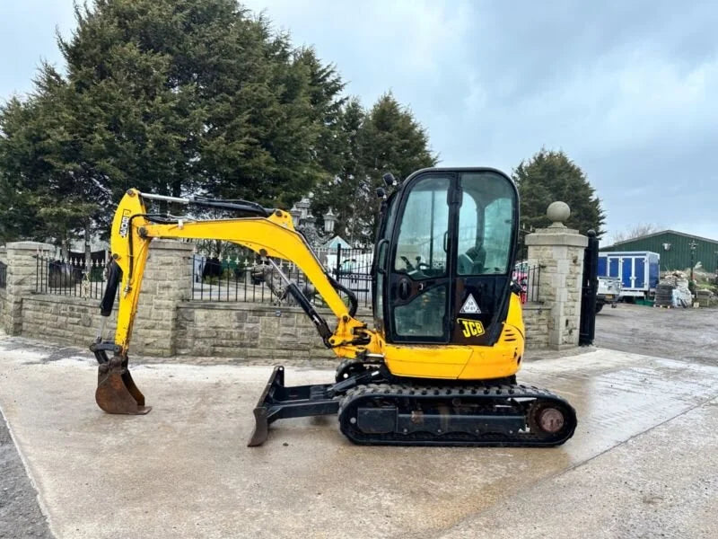 Miniexcavadora JCB 8030ZTS 2,8 t usada 2012 cabina cerrada de 3216 h con 3 cucharones
