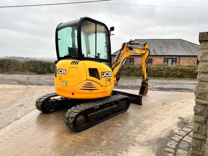Miniexcavadora JCB 8030ZTS 2,8 t usada 2012 cabina cerrada de 3216 h con 3 cucharones