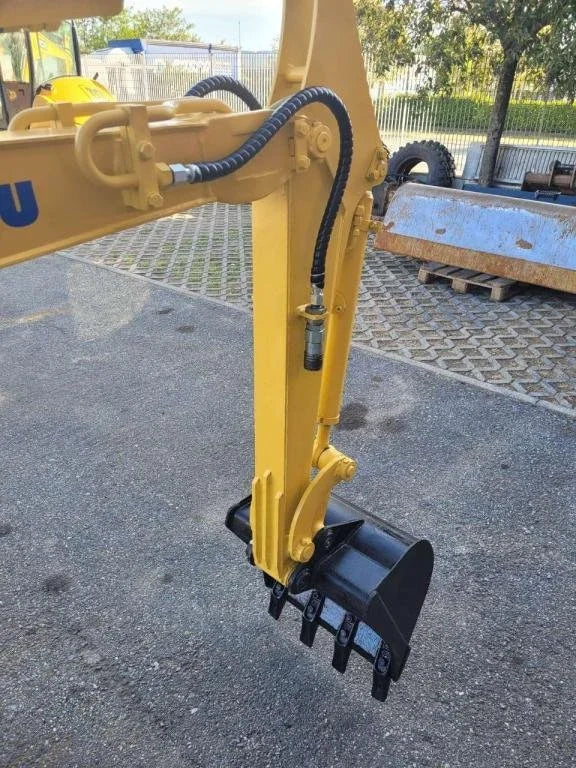 Miniexcavadora Komatsu PC 18 MR2 de 1,9 t usada 2005 de 2.900 h con enganche rápido