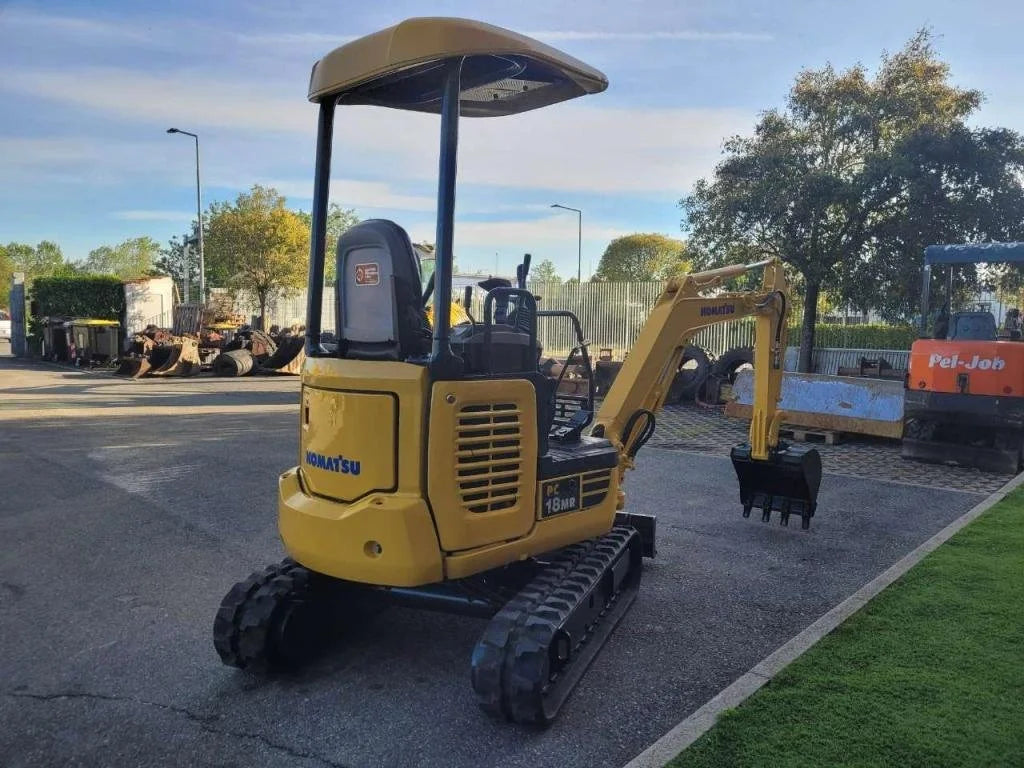Miniexcavadora Komatsu PC 18 MR2 de 1,9 t usada 2005 de 2.900 h con enganche rápido