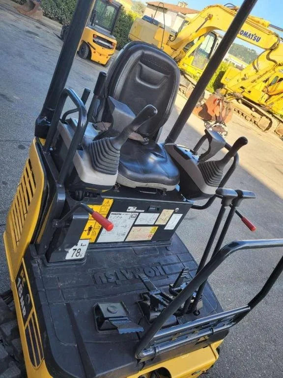 Miniexcavadora Komatsu PC 18 MR2 de 1,9 t usada 2005 de 2.900 h con enganche rápido