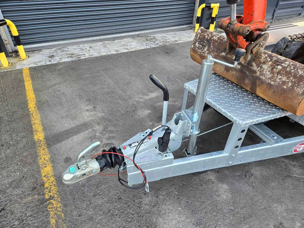 Miniexcavadora Kubota KX015-4 de 1,5 t usada 2019 de 2600 h con remolque Temared