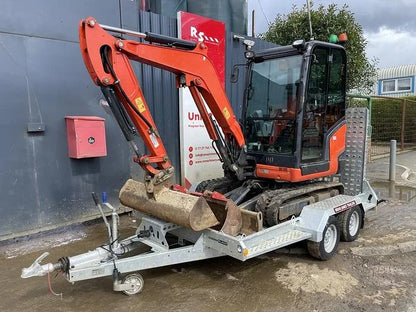 Miniexcavadora Kubota KX027-4 de 2,7 t usada 2018 con remolque de 3,5 t de 2023 y 3 cucharones