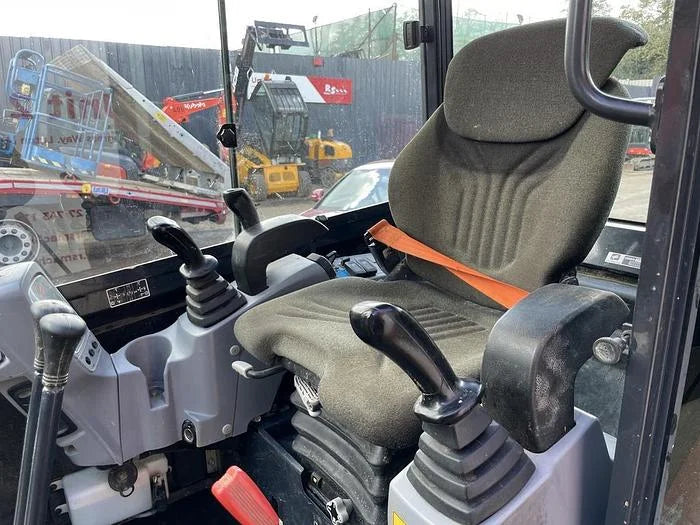 Miniexcavadora Kubota KX027-4 de 2,7 t usada 2018 con remolque de 3,5 t de 2023 y 3 cucharones