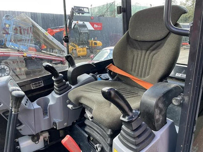 Miniexcavadora Kubota KX027-4 de 2,7 t usada 2018 con remolque de 3,5 t de 2023 y 3 cucharones