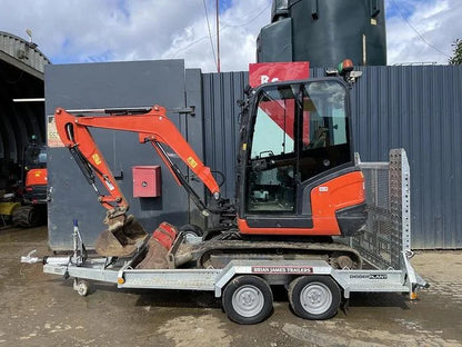 Miniexcavadora Kubota KX027-4 de 2,7 t usada 2018 con remolque de 3,5 t de 2023 y 3 cucharones