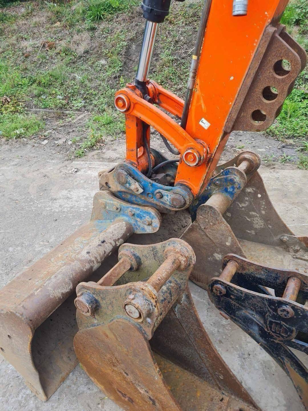 Miniexcavadora Kubota KX057-4 de 6 t usada 2017 con 1759 h con pinza y horquillas