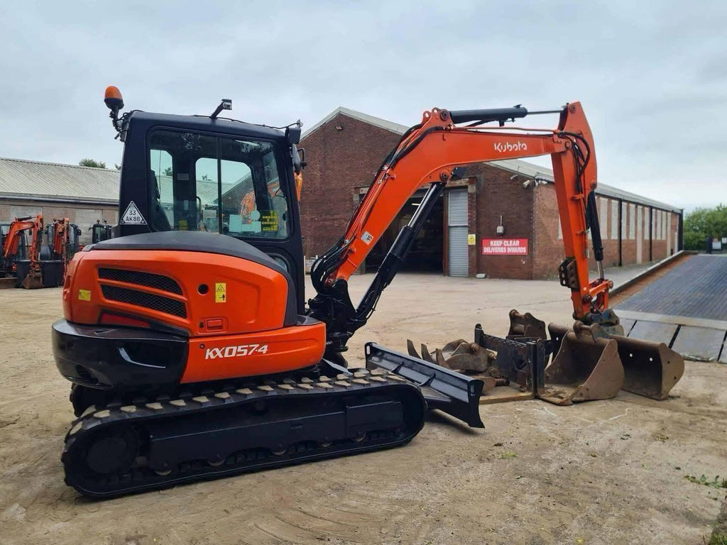 Miniexcavadora Kubota KX057-4 de 6 t usada 2017 con 1759 h con pinza y horquillas