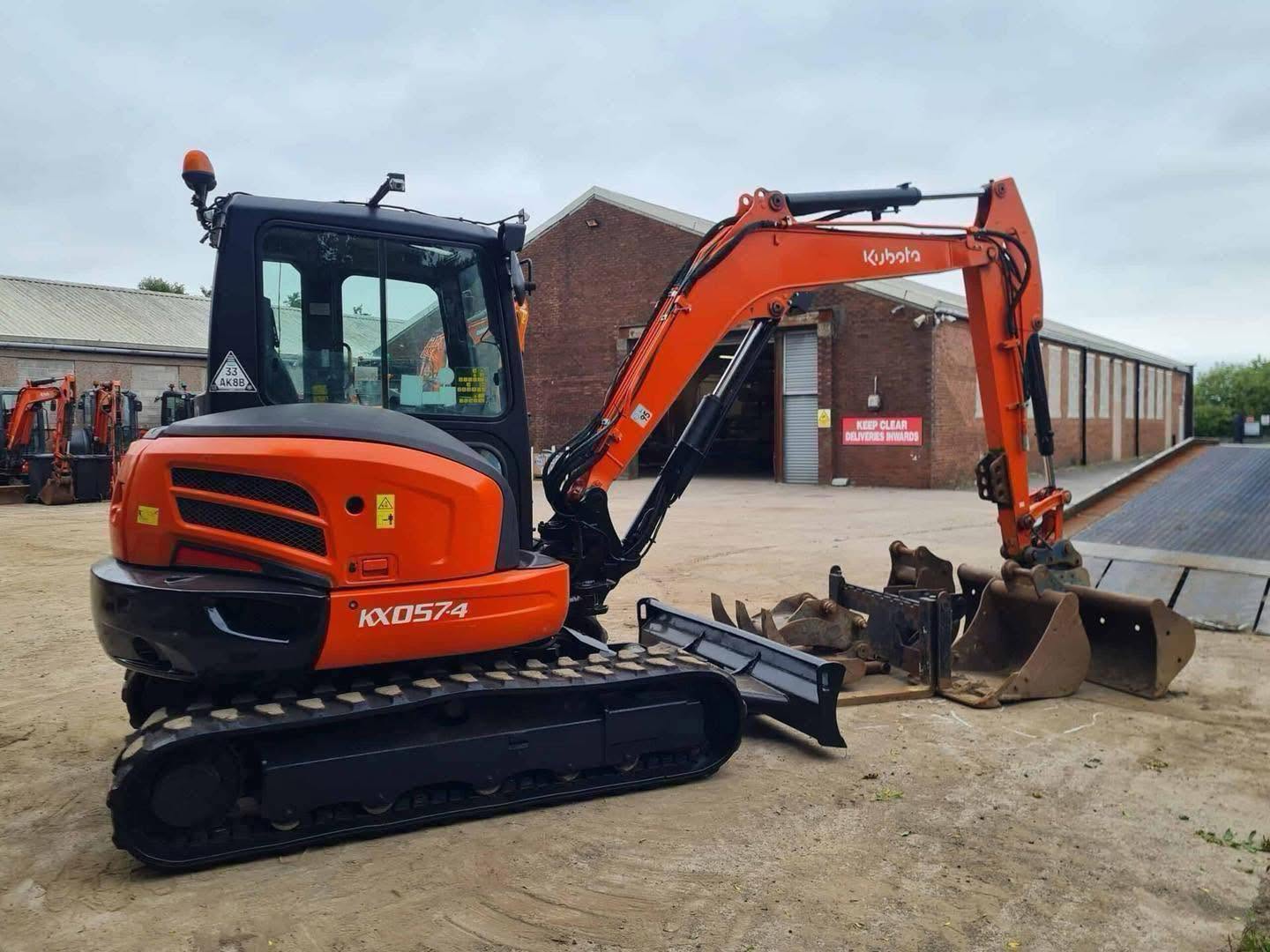 Miniexcavadora Kubota KX057-4 de 6 t usada 2017 con 1759 h con pinza y horquillas