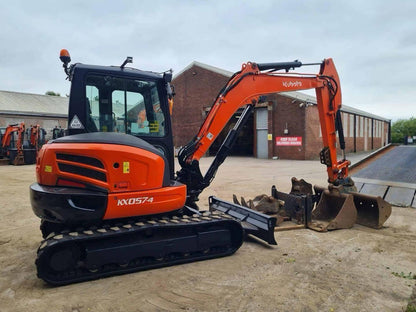 Miniexcavadora Kubota KX057-4 de 6 t usada 2017 con 1759 h con pinza y horquillas