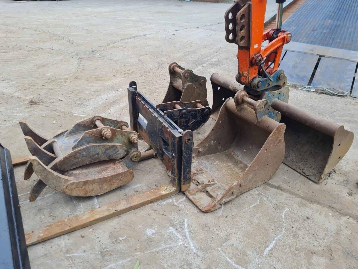 Miniexcavadora Kubota KX057-4 de 6 t usada 2017 con 1759 h con pinza y horquillas
