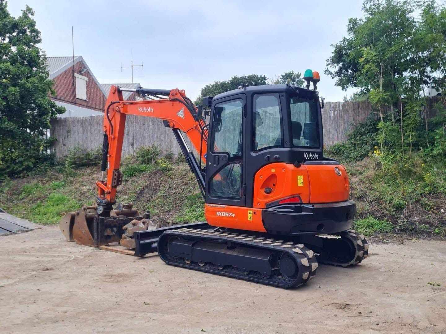 Miniexcavadora Kubota KX057-4 de 6 t usada 2017 con 1759 h con pinza y horquillas