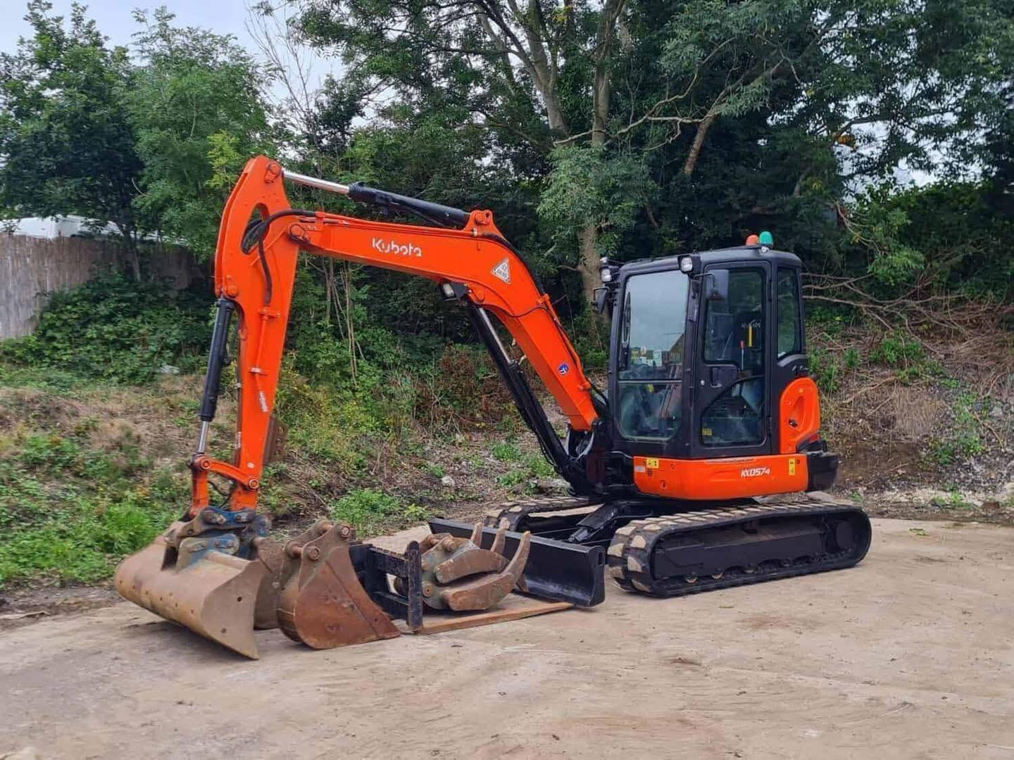 Miniexcavadora Kubota KX057-4 de 6 t usada 2017 con 1759 h con pinza y horquillas