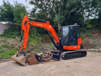 Miniexcavadora Kubota KX057-4 de 6 t usada 2017 con 1759 h con pinza y horquillas