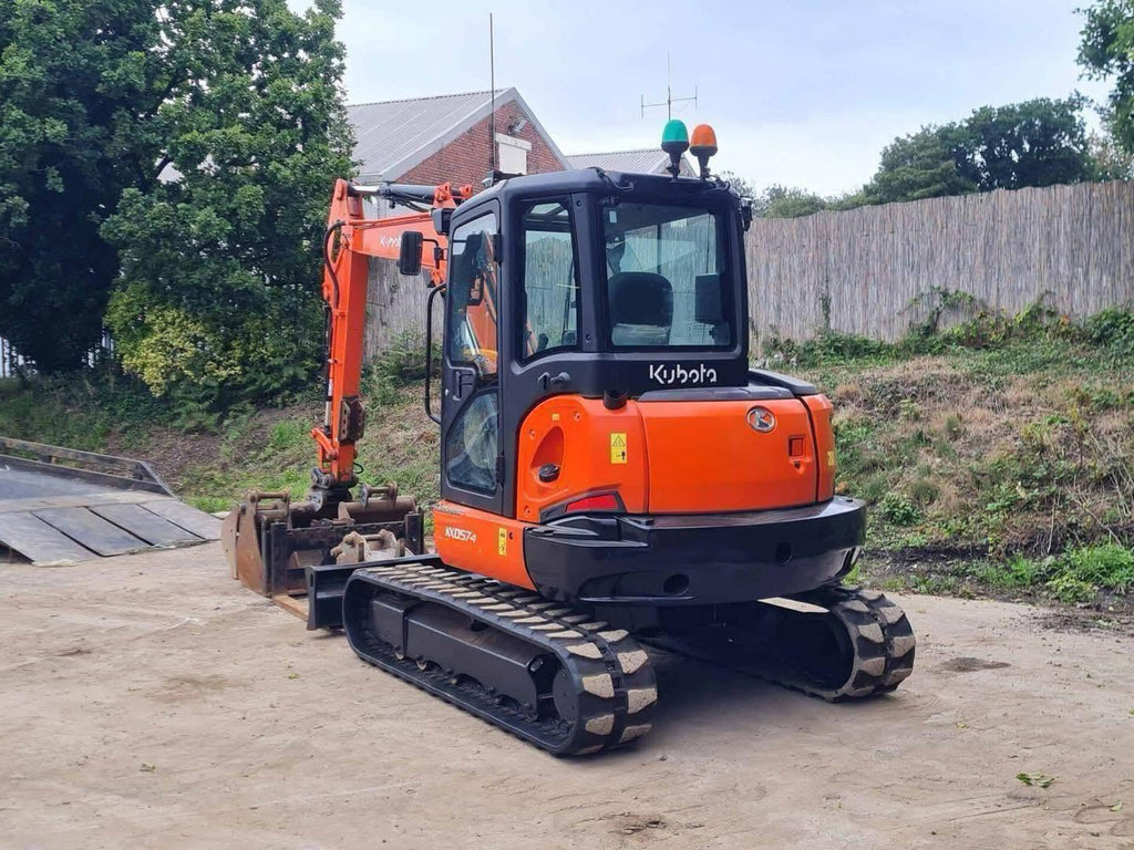 Miniexcavadora Kubota KX057-4 de 6 t usada 2017 con 1759 h con pinza y horquillas