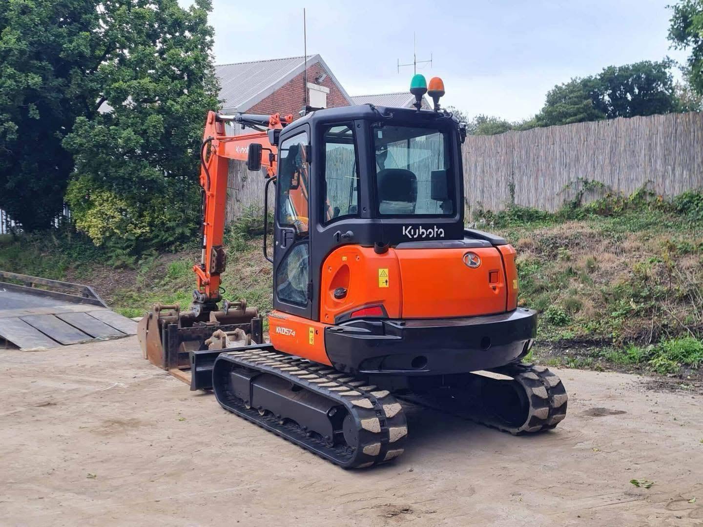 Miniexcavadora Kubota KX057-4 de 6 t usada 2017 con 1759 h con pinza y horquillas