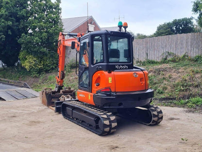 Miniexcavadora Kubota KX057-4 de 6 t usada 2017 con 1759 h con pinza y horquillas