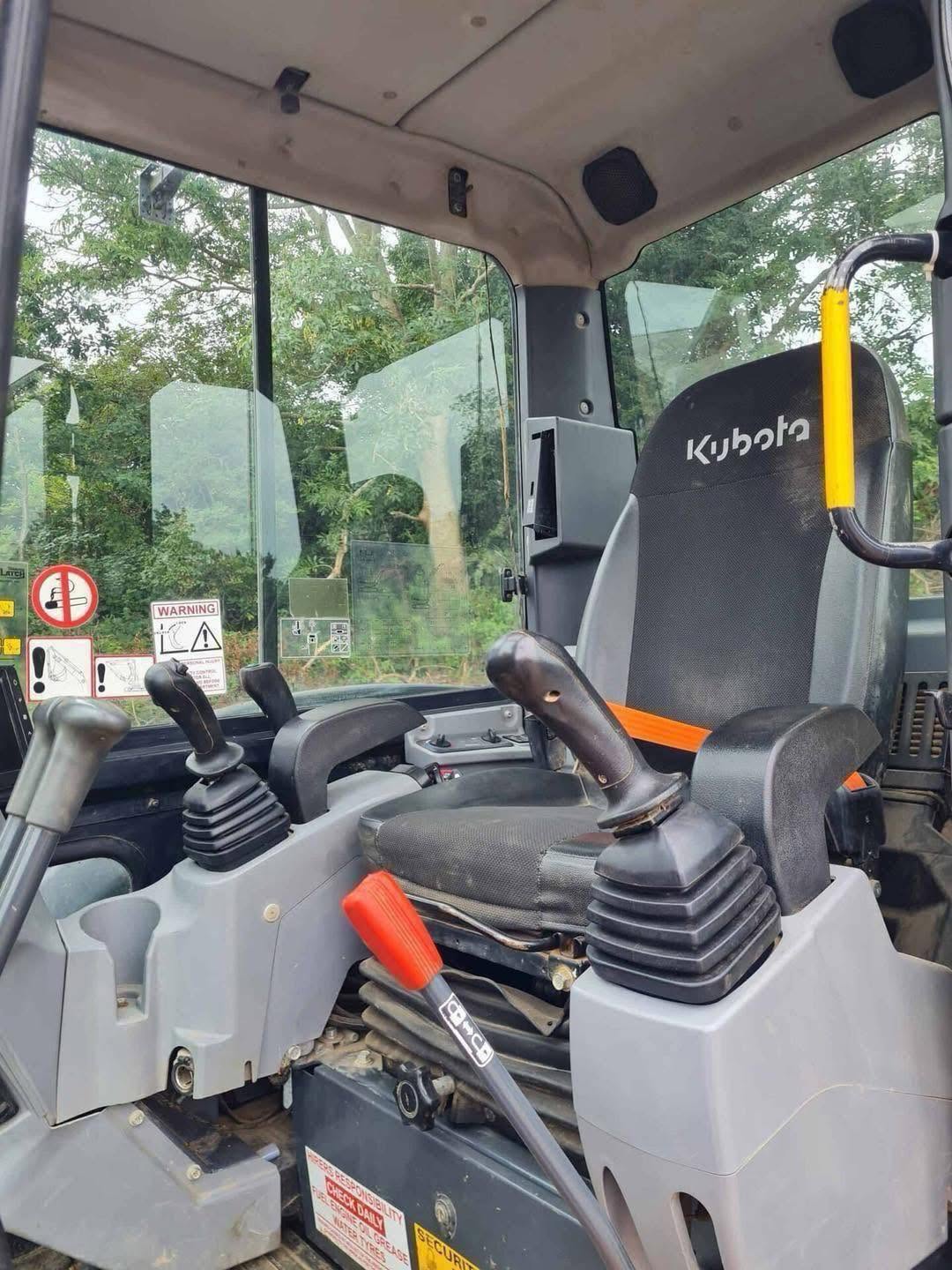 Miniexcavadora Kubota KX057-4 de 6 t usada 2017 con 1759 h con pinza y horquillas