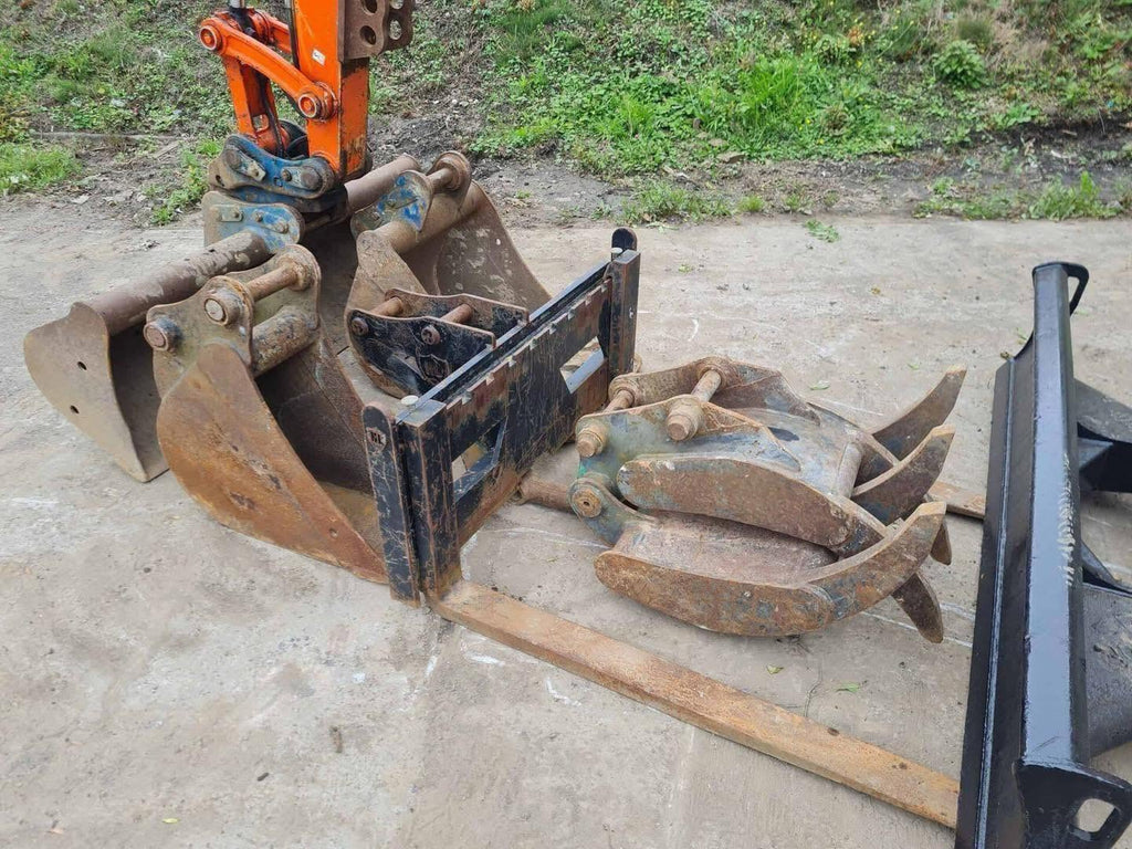 Miniexcavadora Kubota KX057-4 de 6 t usada 2017 con 1759 h con pinza y horquillas