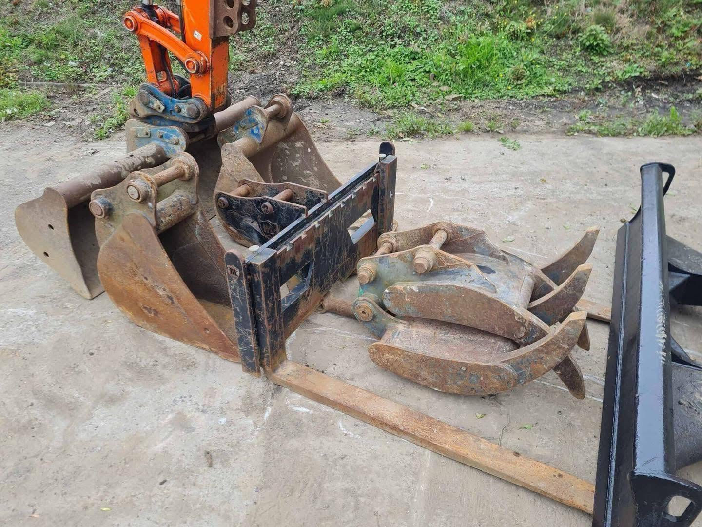 Miniexcavadora Kubota KX057-4 de 6 t usada 2017 con 1759 h con pinza y horquillas