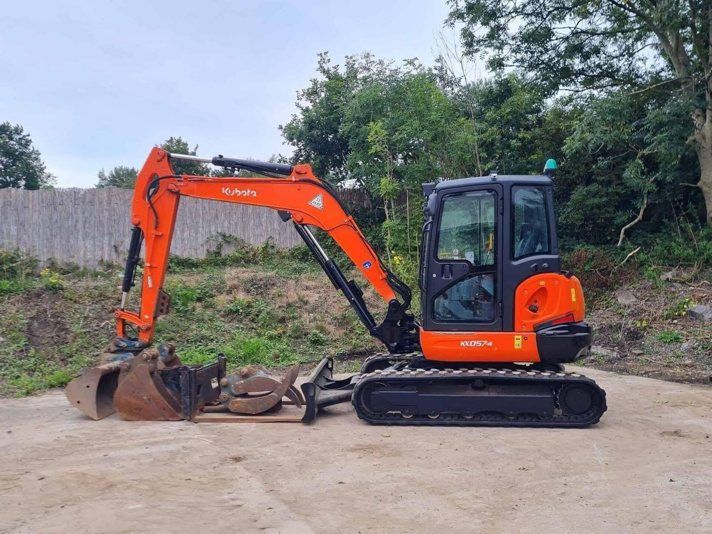 Miniexcavadora Kubota KX057-4 de 6 t usada 2017 con 1759 h con pinza y horquillas