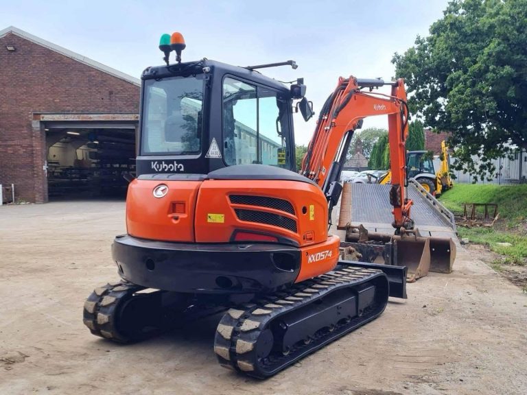 Miniexcavadora Kubota KX057-4 de 6 t usada 2017 con 1759 h con pinza y horquillas