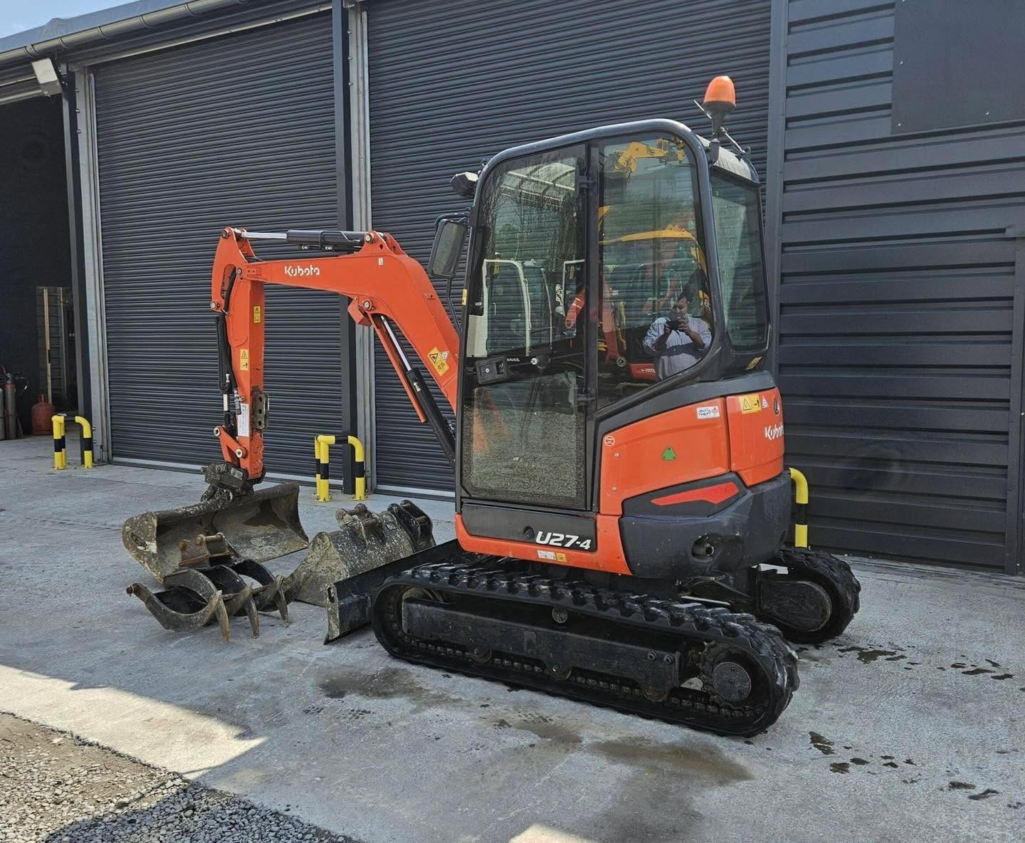 Miniexcavadora Kubota U27-4 de 2,7 t usada 2018 con 1189 h, pinza y 3 cucharones