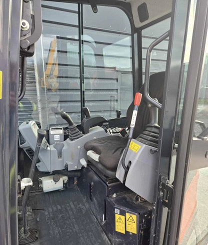 Miniexcavadora Kubota U27-4 de 2,7 t usada 2018 con 1189 h, pinza y 3 cucharones
