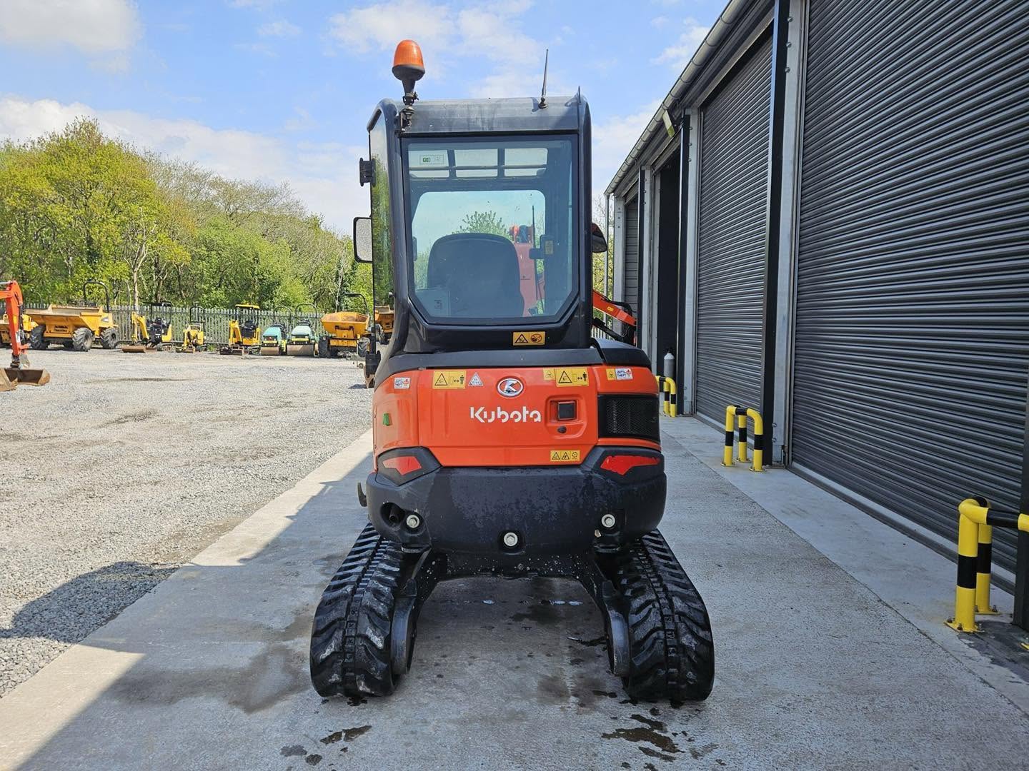 Miniexcavadora Kubota U27-4 de 2,7 t usada 2018 con 1189 h, pinza y 3 cucharones