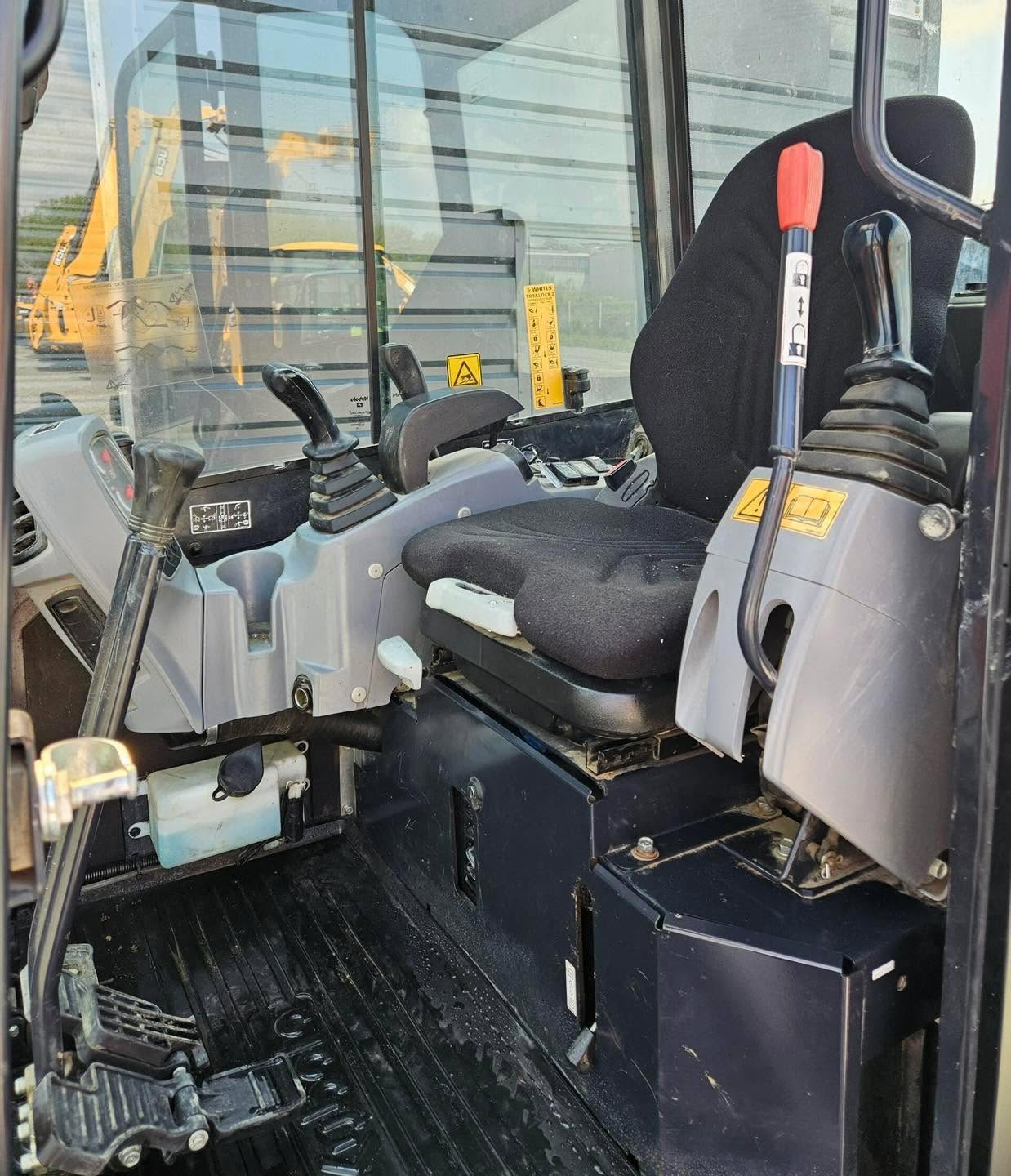 Miniexcavadora Kubota U27-4 de 2,7 t usada 2018 con 1189 h, pinza y 3 cucharones