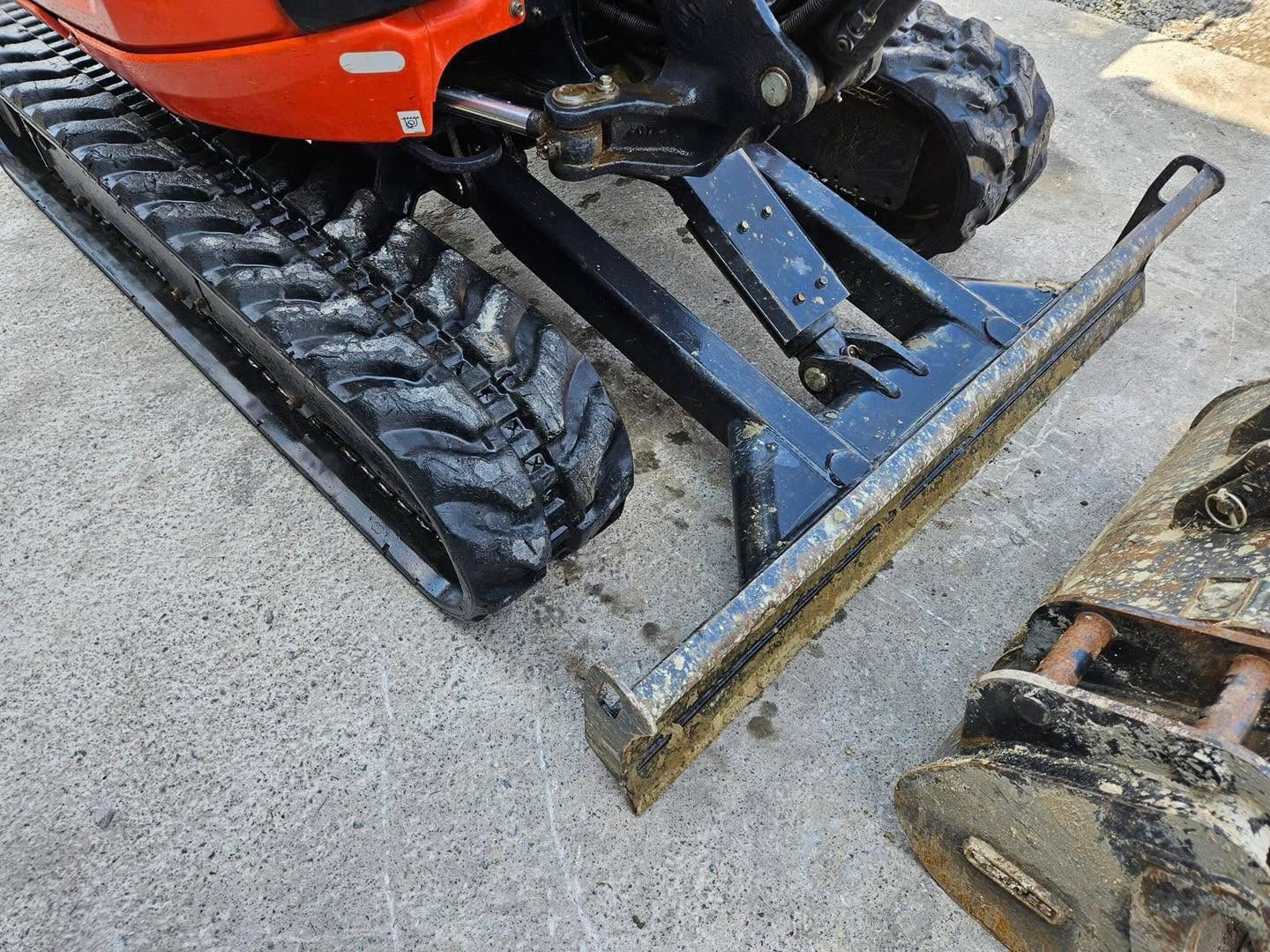 Miniexcavadora Kubota U27-4 de 2,7 t usada 2018 con 1189 h, pinza y 3 cucharones