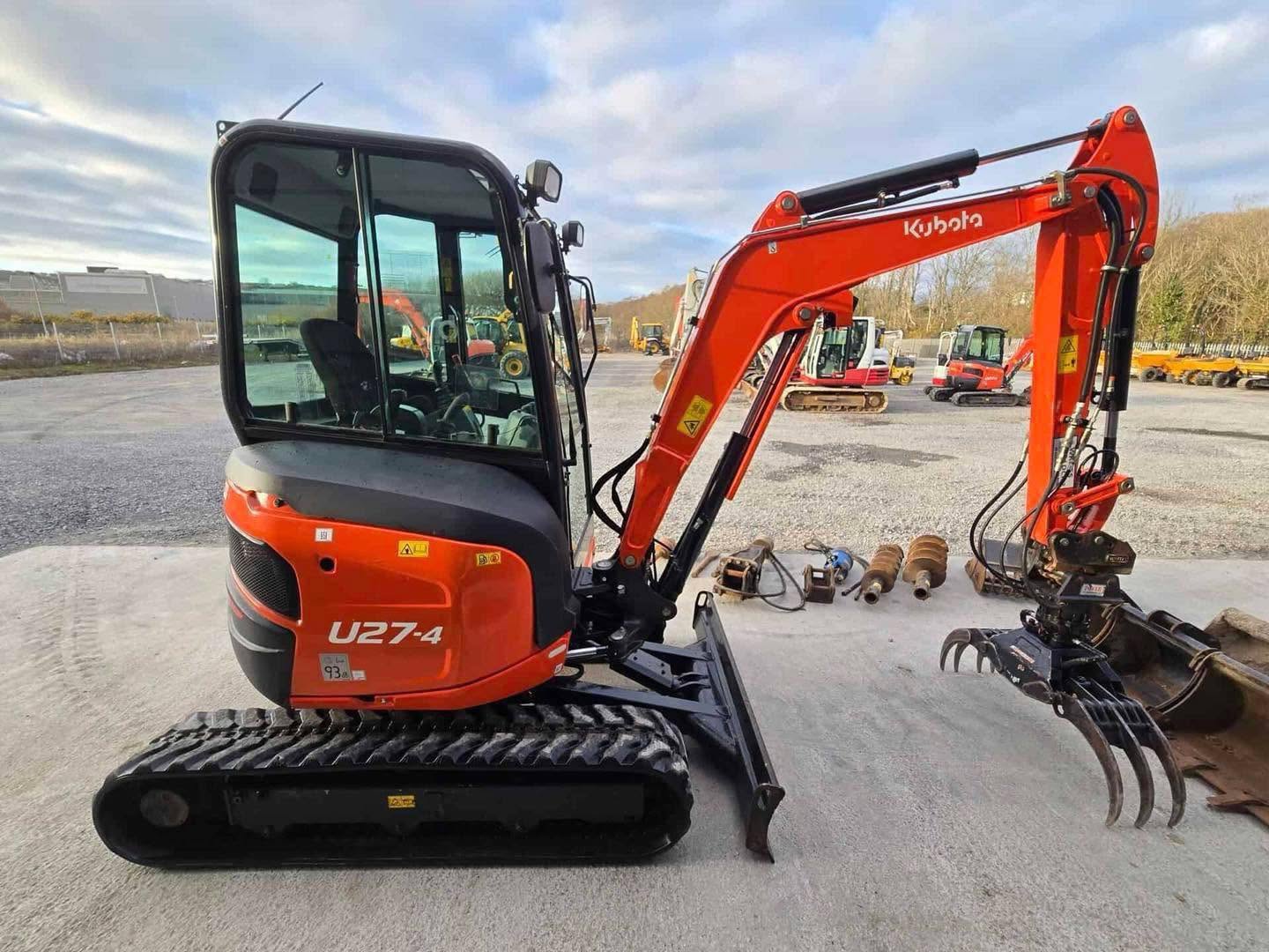 Miniexcavadora Kubota U27-4 de 2,7 t usada 2018 con 1189 h, pinza y 3 cucharones