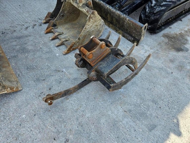 Miniexcavadora Kubota U27-4 de 2,7 t usada 2018 con 1189 h, pinza y 3 cucharones