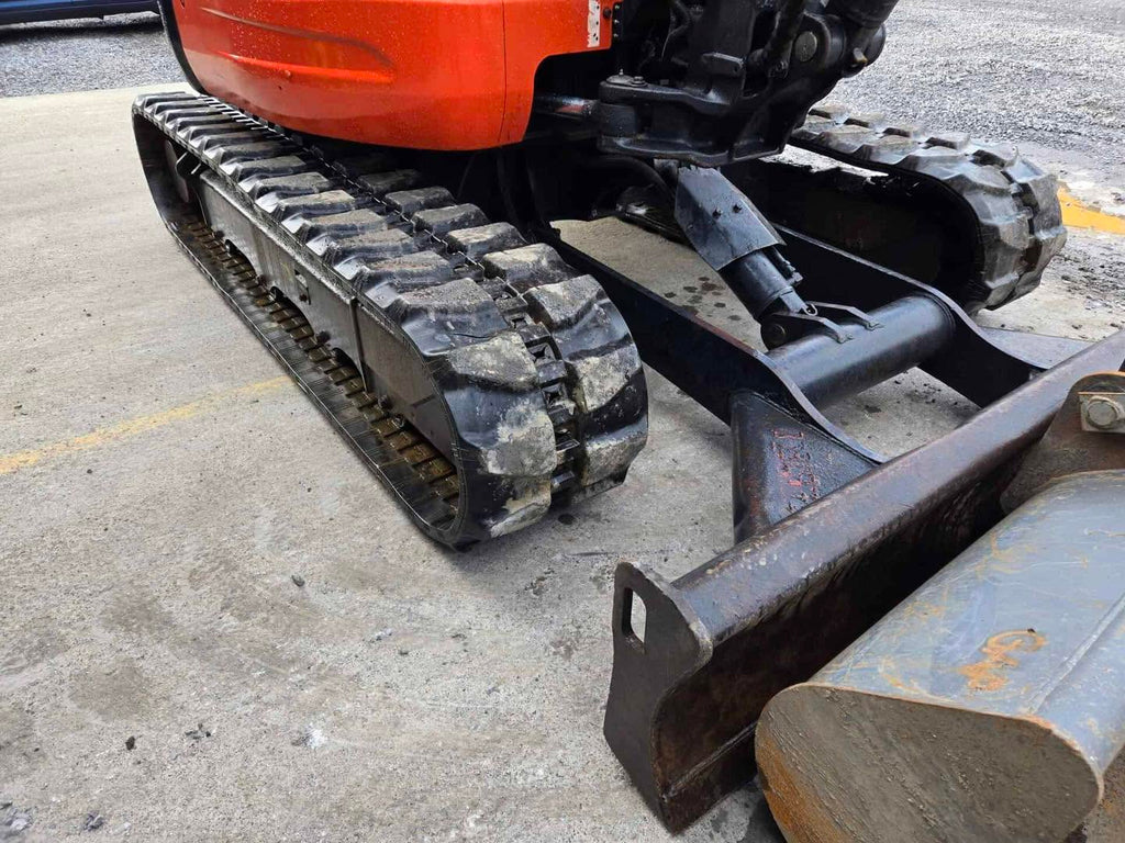 Miniexcavadora Kubota U48-4 de 5 t usada 2015 con 2420 h con pinza Intermercato